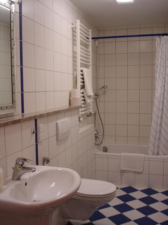 ホテル フランキッシャー ガストホフ ルッツ ギーベルシュタット 部屋 写真